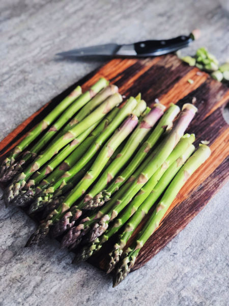 Asparagus on a cutting board