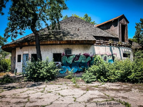 Abandoned building covered by graffiti