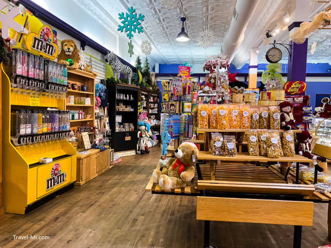 Shop featuring gifts and dessert items