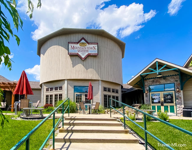 Mountain Town Station Restaurant & Brew Pub: Awesome Restaurant in Mt Pleasant Michigan