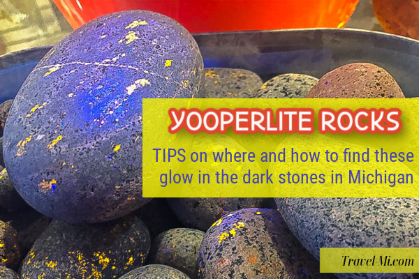 Tn YOOPERLITE SODALITE Rock Pebble Crystal Mineral Specimen Stone Fluorescent Uv Thumbnail Box USA DN41